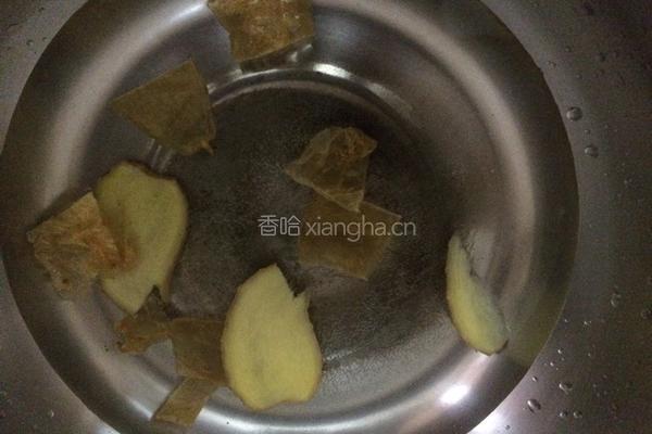 花胶海底椰瑶柱排毒汤的做法图解2