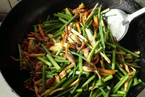 韭菜花炒香干肉丝的做法图解5