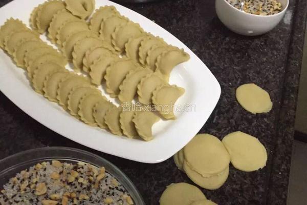 广东賀年小食--油角的做法图解1