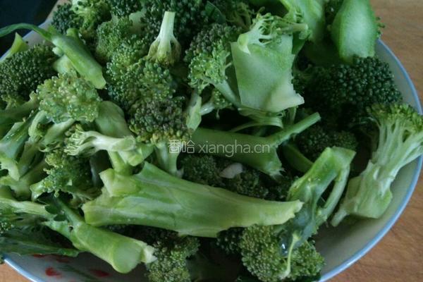 耗油蒜末西兰花的做法图解1