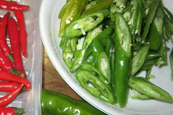 剁椒肉片的做法图解2