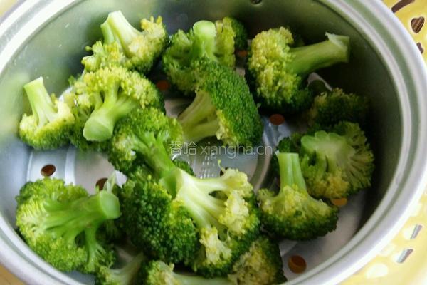 蒜蓉西兰花胡萝卜炒黑木耳的做法图解9
