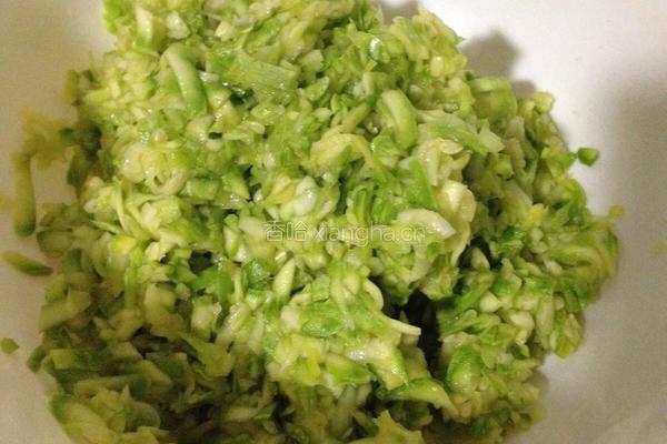 猪肉西葫芦韭菜饺子的做法图解1
