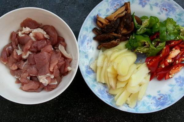 子姜炒肉的做法图解1