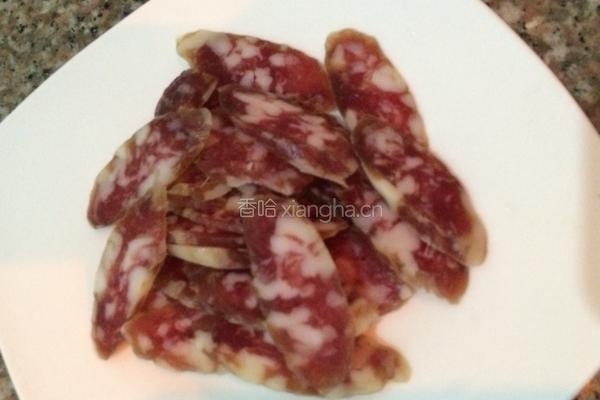 荷兰豆炒腊肠的做法图解2