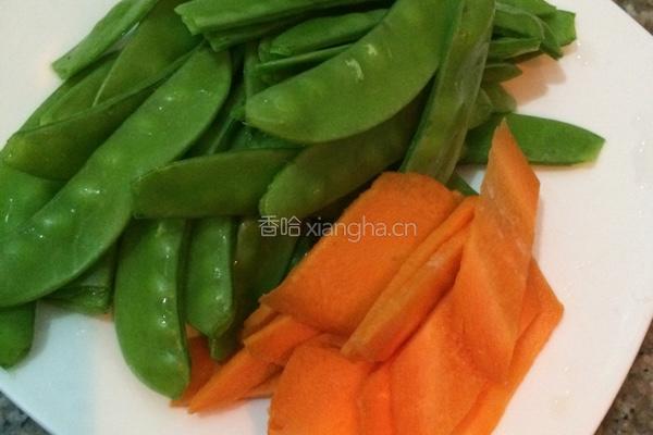 荷兰豆炒腊肠的做法图解3