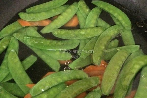 荷兰豆炒腊肠的做法图解4