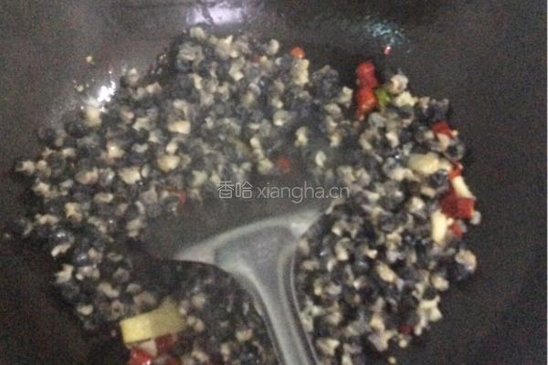 韭菜炒螺丝肉的做法图解3