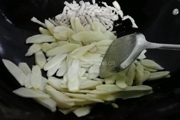 瘦肉炒嫩姜的做法图解4