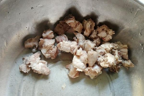 胡萝卜玉米排骨汤的做法图解1