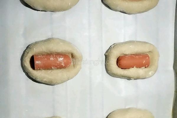 火腿肠黑胡椒沙拉酱面包的做法图解3