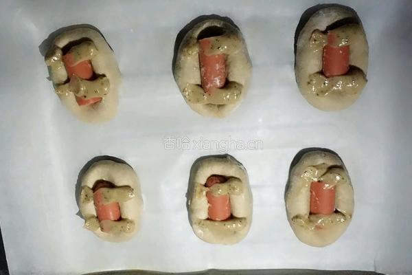 火腿肠黑胡椒沙拉酱面包的做法图解4