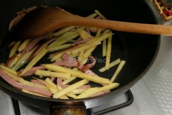 土豆香肠饼的做法图解2