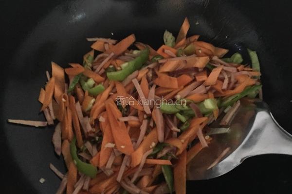 胡萝卜炒火腿鸡蛋的做法图解3
