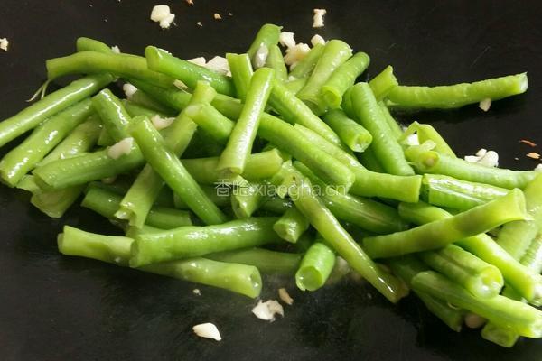 蒜蓉豇豆腐竹炒肉片的做法图解10
