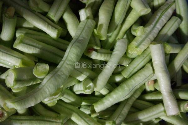 白饭鱼豆角炒蛋的做法图解1