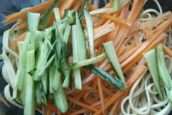 凉拌豆腐皮的做法图解2