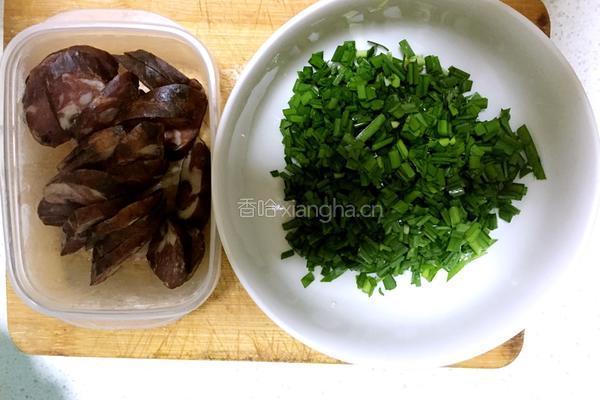 韭菜香肠馅饼的做法图解2