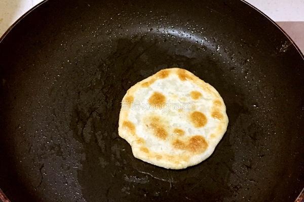韭菜香肠馅饼的做法图解7