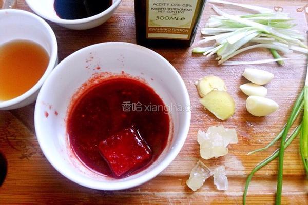 红腐乳烧排骨的做法图解1