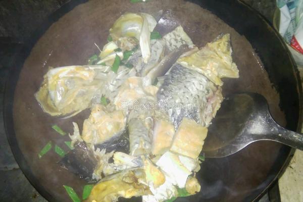 芹菜辣椒炖咸鱼的做法图解3