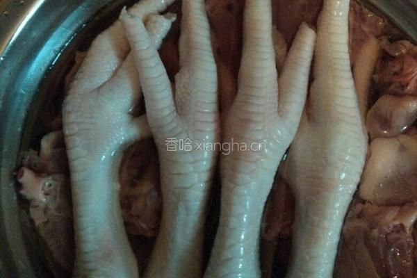 鸡爪鸡心煲木瓜的做法图解1