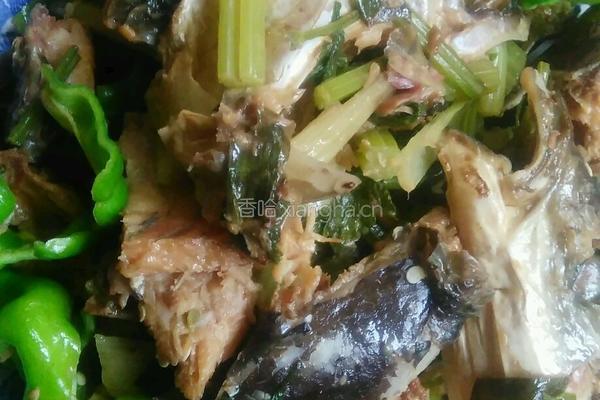 芹菜辣椒炖咸鱼的做法图解5