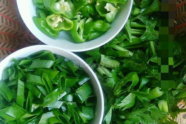 芹菜辣椒炖咸鱼的做法图解1