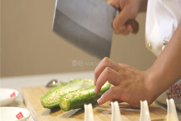 凉拌苦瓜的做法图解1