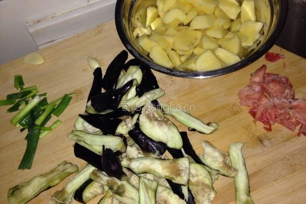 🍆炖土豆的做法图解1