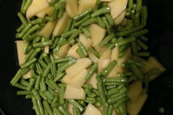 土豆烧豆角的做法图解4