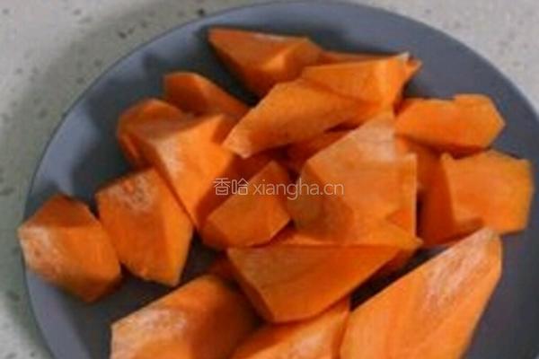 胡萝卜玉米排骨汤的做法图解2
