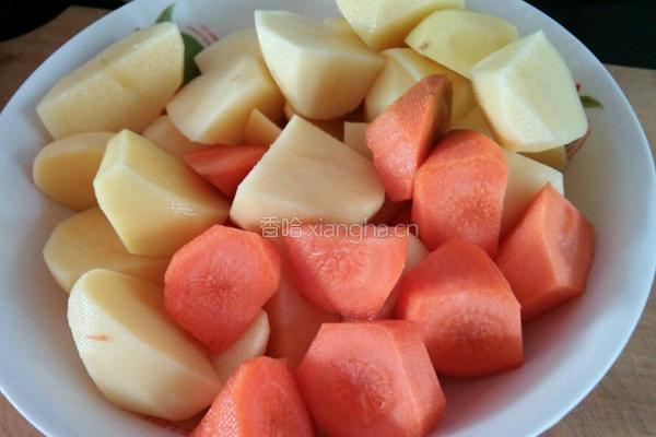 鱼头香菇豆腐蔬菜肉汤的做法图解2
