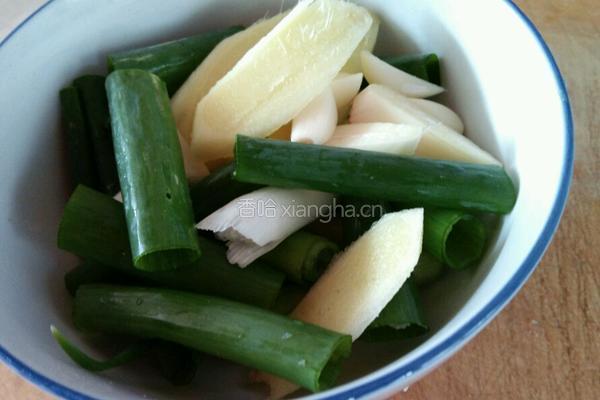 鱼头香菇豆腐蔬菜肉汤的做法图解3