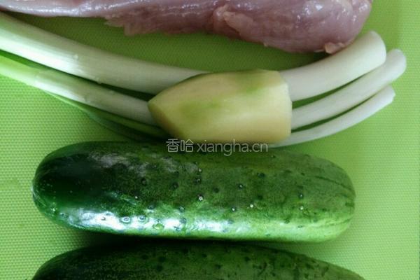 黄瓜肉饺子的做法图解1