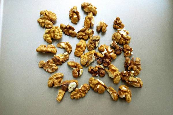 核桃仁拌菠菜的做法图解2