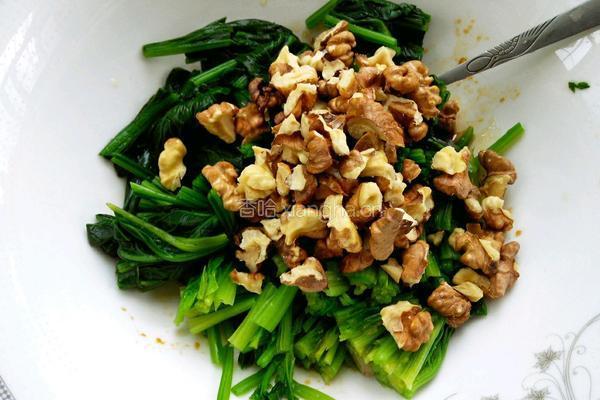 核桃仁拌菠菜的做法图解13