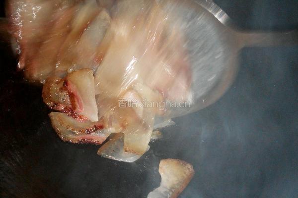 西兰花炒腊肉的做法图解3