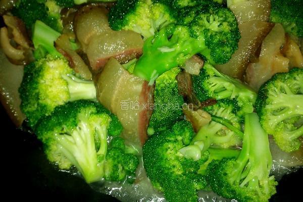 西兰花炒腊肉的做法图解4