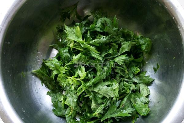 芹菜叶鸡蛋饼的做法图解1