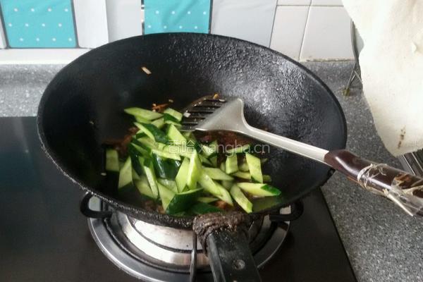 黄瓜片炒饼的做法图解3