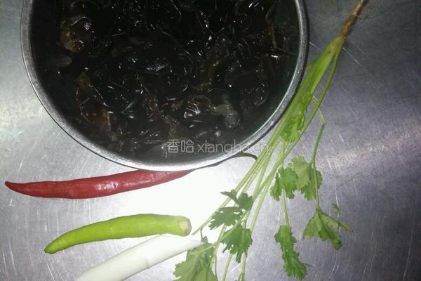 生椒凉拌黑木耳的做法图解1