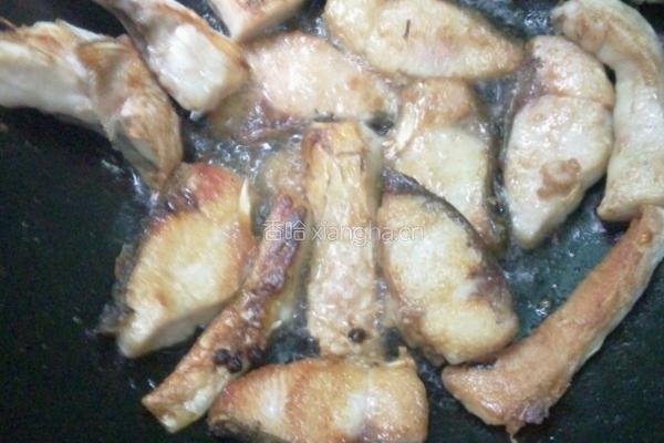 煎草鱼块的做法图解1