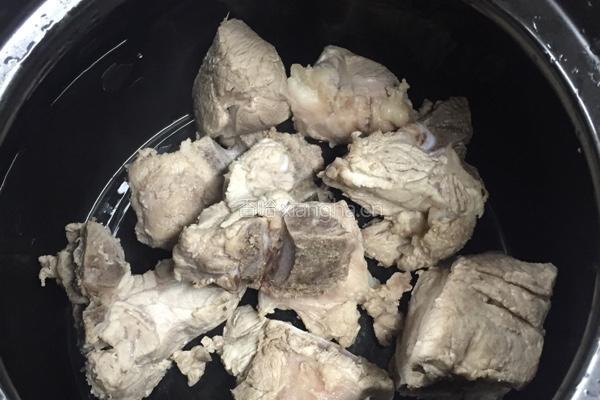 鲜石斛煲冬瓜薏米芡实汤的做法图解2