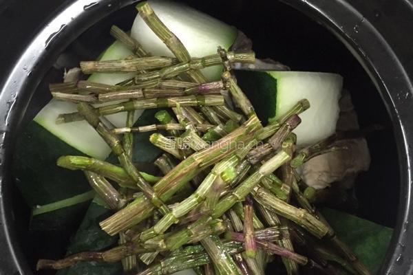 鲜石斛煲冬瓜薏米芡实汤的做法图解4