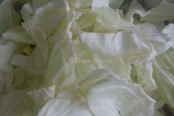 油渣莲白的做法图解1