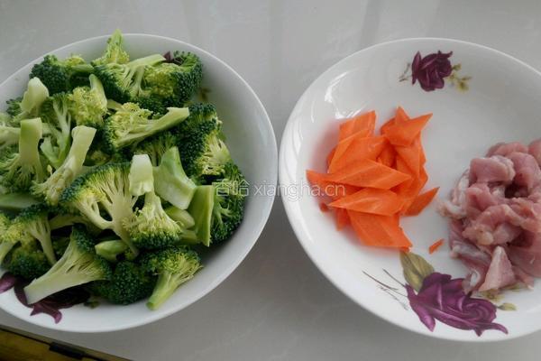 西兰花炒肉的做法图解1