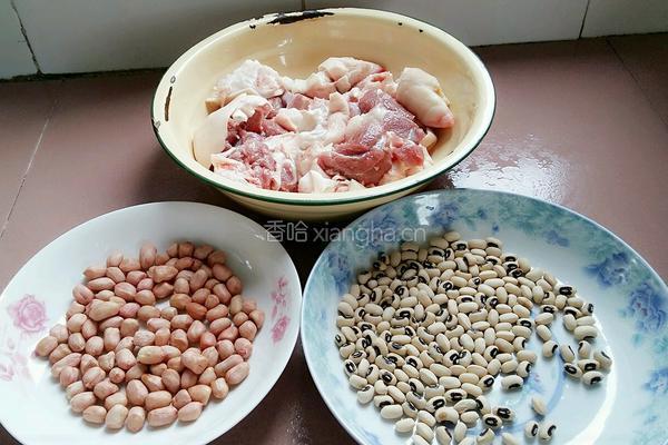 花生白豆猪蹄汤的做法图解1