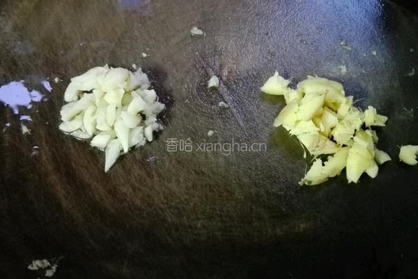 芹菜炒鸡肉的做法图解1