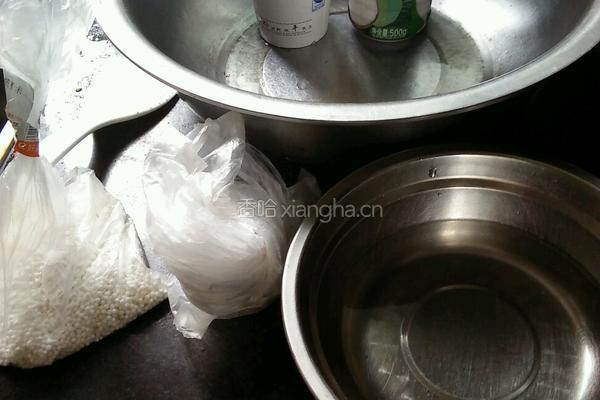 椰汁布丁西米露的做法图解1